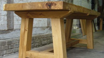 Holztisch hergestellt von der Firma Contrast